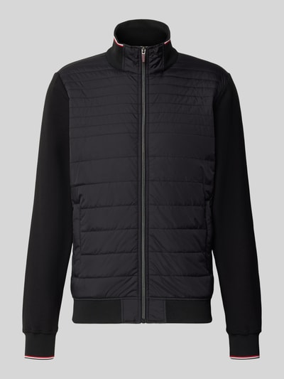 Produktfoto, Steppjacke aus Baumwoll-Mix von Christian Berg Men, körpernahe Passform, schwarze Farbe, Stehkragen, Sweat-Ärmel, durchgehender Reißverschluss, gerippte Abschlüsse, Eingrifftaschen, Rückenlänge 67 cm, Ärmellänge 66 cm, glatte Textur mit abgesetzten Nähten.