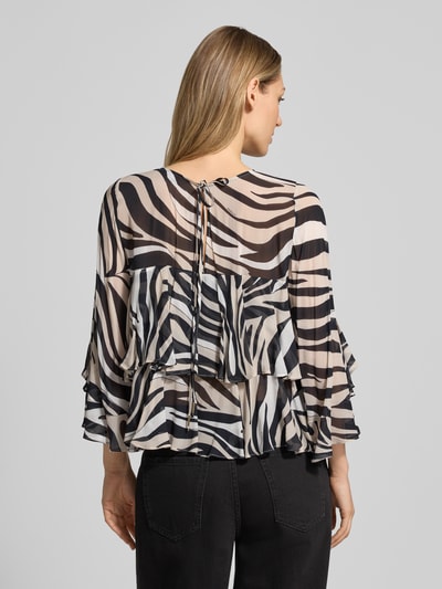 Frauenmodel trägt Regular Fit Bluse aus reiner Viskose Modell 'Falco' von Marella mit Allover-Animal-Print, Rüschenbesatz, Rückenansicht.