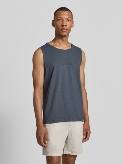 Männermodel trägt Tanktop mit Statement-Print und Rundhalsausschnitt von Lerros aus Reine Baumwolle und Regular-Fit, Ganzkörperansicht von vorne. Rückenlänge bei Größe M: 67 cm, dunkles Blau, leichte Stoffstruktur, Label-Patch sichtbar.
