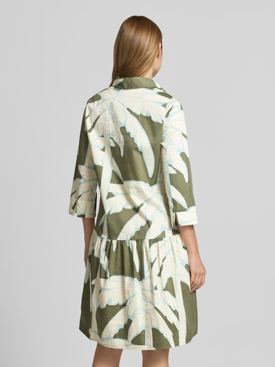 Modelka nosi knielanges Hemdblusenkleid mit Eingrifftaschen von Christian Berg Woman z bawełny, linia a, wzór na całej powierzchni, listwa guzikowa, długość do kolan, wpuszczane kieszenie, tył długość w rozmiarze 36: 100 cm, szerokość w rozmiarze 36: 45 cm, długość rękawów w rozmiarze 36: 48 cm, widok całej sylwetki z tyłu.
