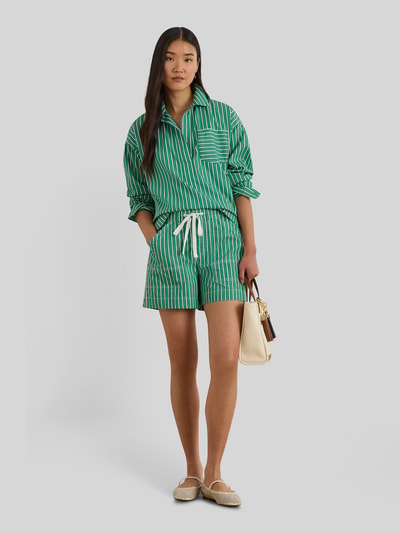 Vrouwenmodel draagt Regular Fit Hemdbluse aus reiner Baumwolle van Lauren Ralph Lauren, groen-wit gestreept, borstzak, logostiksel, lange mouw, afgeronde zoom, pure katoen, allover-print, vooraanzicht op volle lengte.