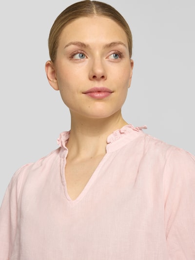 Frauenmodel trägt Blusenshirt aus Leinen-Baumwoll-Mix Modell 'Odesa' von Neo Noir in zartrosa, strukturierte Oberfläche, Nahaufnahme Oberkörper, Damen Blusenshirt, Regular-Fit, V-Ausschnitt, Rückenlänge bei Größe 36: 58 cm, Ärmellänge bei Größe 36: 31 cm.