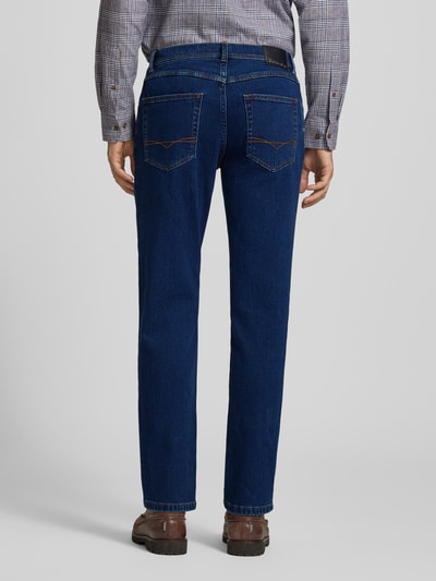 Männermodel trägt Jeans aus Soft Denim mit 9% kasjmier van Christian Berg Men, blauwe tinten, Steekzakken, slim fit, Ganzkörperansicht Rückansicht. Bandwijdte maat 32/32: 42 cm, Binnenbeenlengte maat 32/32: 82 cm, knoop- en ritssluiting.
