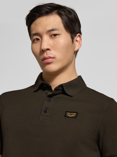 Männermodel trägt Slim Fit Poloshirt mit Label-Stitching Modell 'TRACKWAY' von PME Legend aus Baumwoll-Elasthan-Mix, Nahaufnahme Oberkörper