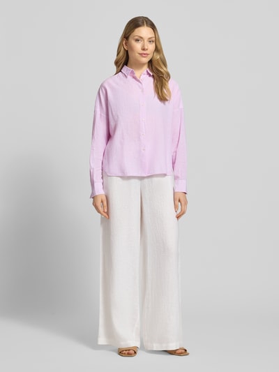Kobiece model prezentuje Regular Fit Bluse aus Leinen-Baumwoll-Mix Modell 'LUCY' von 0039 Italy, mieszanka lnu i bawełny, krój regular fit, kołnierzyk koszulowy, długie rękawy, długość tyłu w rozmiarze S: 67 cm, długość rękawów w rozmiarze S: 46 cm, jasnoróżowa bluzka, białe szerokie spodnie, całkowity widok z przodu.