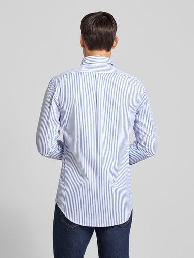 Männermodel draagt Custom Fit Vrijetijdsoverhemd met button-downkraag van Polo Ralph Lauren in puur katoen met labelstitching, schouderbreedte 44 cm, ruglengte 84 cm, mouwlengte 65 cm, gestreept patroon, Ganzkörperansicht Rückansicht.