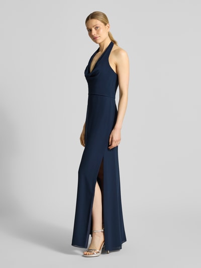 Kobiece model prezentuje Midikleid mit Neckholder od Laona, granatowy kolor, dopasowany krój, wodospadowy dekolt, podszewka, długość tyłu 125 cm, szerokość w rozmiarze 36: 33 cm, widok całej sylwetki z przodu.