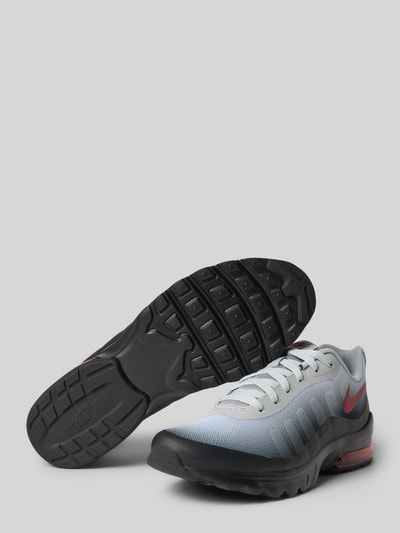Produktfoto, Sneaker mit Logo-Print von Nike für Herren, Weiß mit schwarzen und roten Akzenten, robuste Sohle, strukturierte Textur