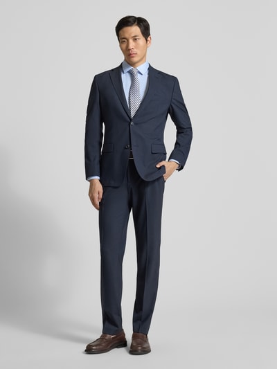 Männermodel trägt Slim Fit Anzughose mit Schurwoll-Anteil Modell 'P-GENIUS' von BOSS, Optik:Allover-Muster, Ganzkörperansicht von vorne.