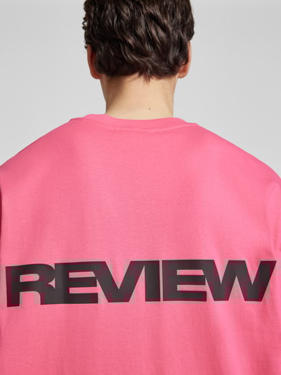 REVIEW T-shirt o kroju oversized z nadrukiem z logo Mocnoróżowy 3