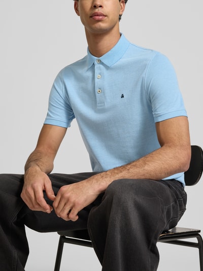 Männermodel trägt Slim Fit Poloshirt mit Viskose-Anteil Modell 'Paulos' von JACK & JONES, hellblau, Baumwoll-Mix, Nahaufnahme Oberkörper