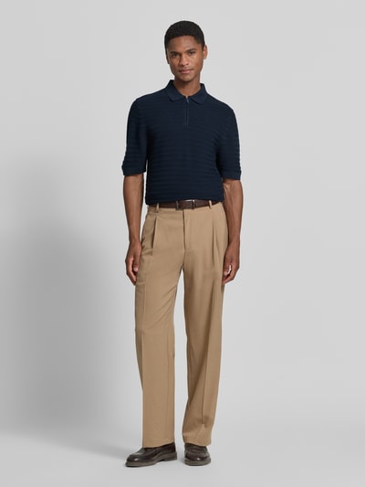 Männermodel trägt Regular Fit Poloshirt mit kurzem Reißverschluss von MCNEAL in Dunkelblau mit Strukturmuster, Ganzkörperansicht von vorne, Baumwoll-Mix mit Viskose-Anteil, Polokragen, Rückenlänge 69 cm, Ärmellänge 26 cm, Herren.