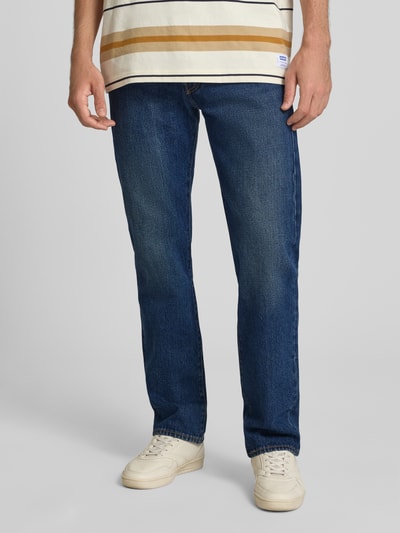 Männermodel trägt Wide & Loose Fit Jeans aus reiner Baumwolle Modell '501®' von Levi's®, dunkelblau, Herren, Nahaufnahme Oberkörper