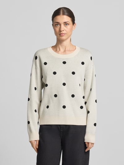 Frauenmodel trägt Strickpullover aus Viskose-Mix Modell 'Flow' von FREE/QUENT, cremefarben mit schwarzen Punkten, Regular Fit, Ganzkörperansicht von vorne.