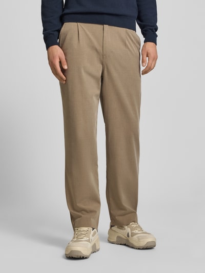 Mężczyzna nosi Regular Fit Bundfaltenhose mit Gesäßtaschen von REVIEW, Mieszanka materiałów z dodatkiem wiskozy, krój regular fit, zakładki w pasie, kieszenie z tyłu, szerokość w rozmiarze M: 46 cm, długość wewnętrzna nogawki w rozmiarze M: 78 cm, jasnobeżowy, proste nogawki, gładka faktura, Ganzkörperansicht z przodu.