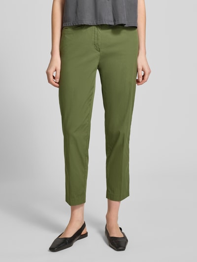 Frauenmodel trägt Regular Fit Hose aus Baumwoll-Mix Modell 'MARA S' von Brax, Optik: Unifarben, Nahaufnahme Unterkörper.