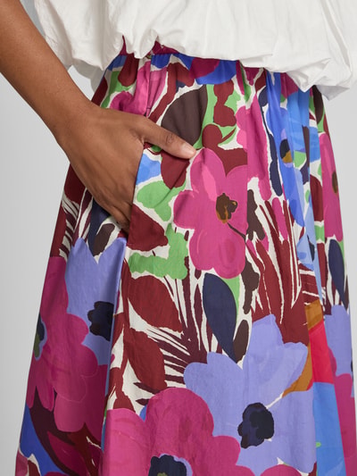 Frauenmodel trägt Midirock im Allover-Look mit elastischem Bund von Christian Berg Woman Selection aus Reine Baumwolle, Nahaufnahme Oberkörper.