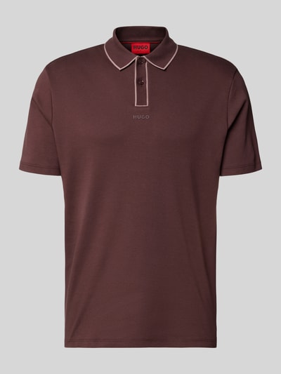 Produktfoto, Regular Fit Poloshirt aus reiner Baumwolle Modell 'DALUMO' von HUGO in Optik: Unifarben mit Label-Schriftzug, Label-Stitching, Polokragen, 2-Knopf-Verschluss, kurzarm, Material: reine Baumwolle, glatte Textur, braune Farbe.
