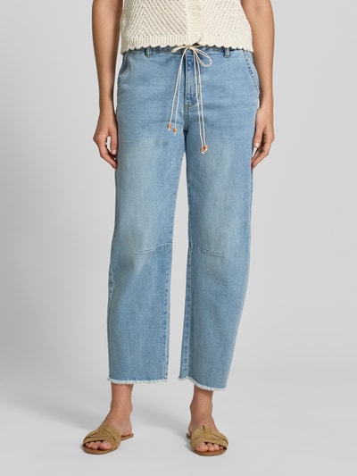 Frauenmodel trägt Barrel Fit Jeans mit Bindegürtel von Buena Vista, hellblauer Baumwoll-Mix mit Stretch, Eingrifftaschen, Ganzkörperansicht von vorne.