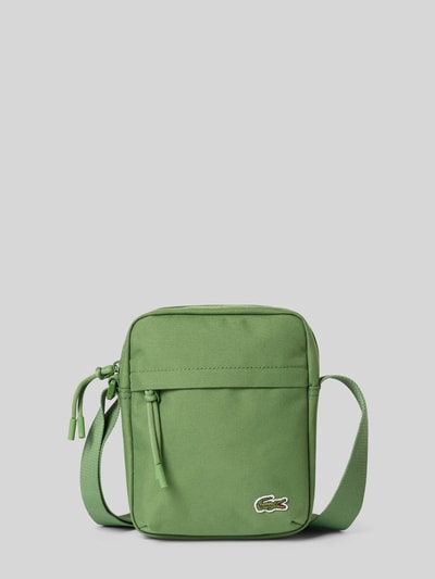 Produktfoto, Umhängetasche mit Logo-Stitching von Lacoste in Grün, Optik: Unifarben, rechteckig, mit Reißverschluss, Hauptfach, Innenfach, Reißverschlussfach außen