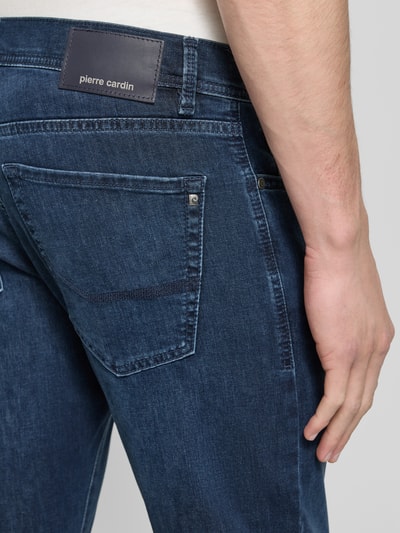 Männermodel trägt Jeans im Used-Look Modell 'Lyon' von Pierre Cardin aus Baumwoll-Viskose-Mix, Regular-Fit, Detailaufnahme Rückansicht. Bundweite 42 cm, Innenbeinlänge 80 cm, Größe 32/32.