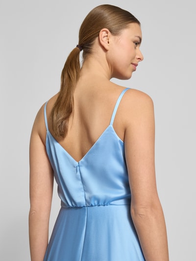 Frauenmodel trägt Cocktailkleid mit Wasserfall-Ausschnitt von Jake*s Cocktail in Hellblau, Satin, Spaghettiträger, Rückansicht Nahaufnahme Oberkörper.