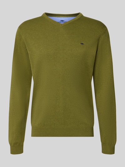 Produktfoto, Strickpullover mit Label-Strickerei von Fynch-Hatton in Olivgrün, reine Baumwolle, gerader Schnitt, V-Ausschnitt, gerippte Abschlüsse