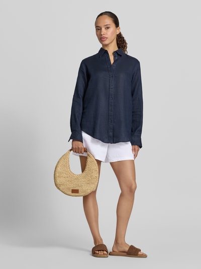 Frauenmodel trägt Regular Fit Stoffshorts aus Leinen-Baumwoll-Mix Modell 'MILLIE' von VILLA SOPHIE mit Allover-Muster, seitlichen Eingrifftaschen und elastischem Bund in Weiß, Leinenstruktur, Ganzkörperansicht von vorne.