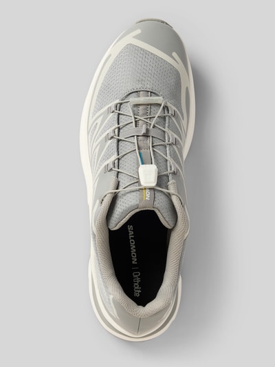 Produktfoto, Sneaker mit profilierter Sohle Modell 'XT-EVR' von Salomon in Hellgrau, abgerundete Spitze, Schnürung, Detailaufnahme von oben