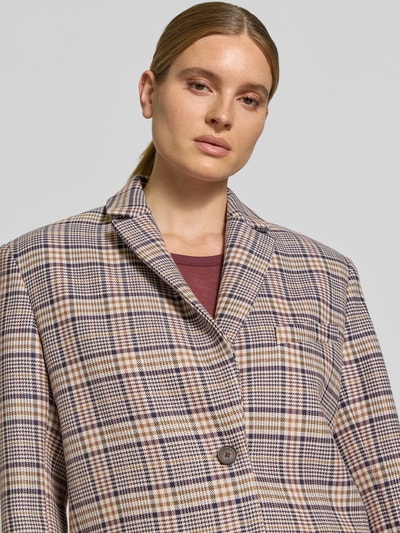 Vrouwenmodel draagt Regular Fit Longblazer uit viscosemix van Anine Bing in ruitpatroon, reverskraag, borst- en klepzakken, Nahaufnahme bovenlichaam.