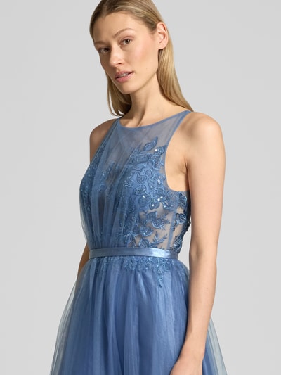 Modelka nosi Regular Fit Abendkleid floraler Spitzenbesatz od Laona, niebieska siateczka, kwiatowa koronka, półprzezroczysty materiał, krój regular fit, okrągły dekolt, bez rękawów, ozdobne elementy, dół z tiulu, widoczny tylny dekolt, zapinanie na zamek z hakiem, Szerokość w rozmiarze 36: 30 cm, długość tyłu: 146 cm, zbliżenie na górną część ciała
