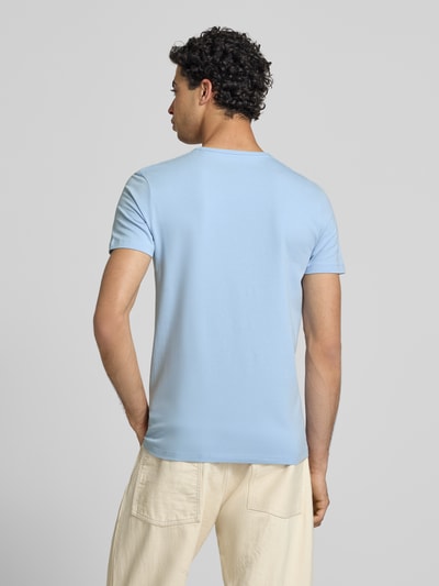 Männermodel trägt ein unifarbenes, hellblaues Pepe Jeans Slim Fit T-Shirt aus Baumwoll-Mix Modell 'ORIGINAL BASIC 3N' mit Rundhals und kurzem Arm, Ganzkörperansicht Rückansicht.