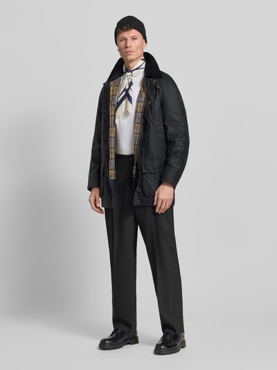 Mannenmodel draagt Jacke mit Umlegekragen Modell 'BRISTOL' van Barbour in zwart, rechte fit, katoen, met rits, klepzakken, frontale volledige lichaamsweergave.