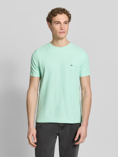 Männermodel trägt Regular Fit T-Shirt mit Logo-Stitching von Fynch-Hatton, Mintgrün, Reine Baumwolle, Rundhalsausschnitt, Ganzkörperansicht von vorne, Rückenlänge bei Größe M 68 cm.