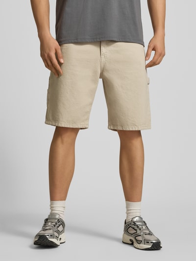 Männermodel trägt Bermudas mit seitlichen Eingrifftaschen von REVIEW in Beige, Reine Baumwolle, Straight Fit, Ganzkörperansicht von vorne.