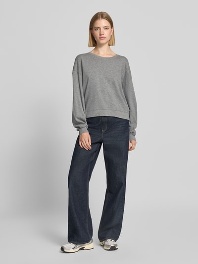 Vrouwenmodel draagt grijs sweatshirt met ronde hals van puur katoen, loose fit Model 'SONOMA' van American Vintage, Ganzkörperansicht von vorne.