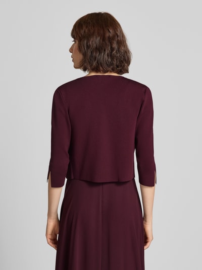 Vrouwenmodel draagt Regular Fit bolero uit viscosemix van Vera Mont in donkerrode tint, zachte textuur, rugaanzicht, dames bolero.