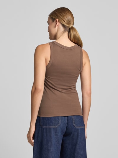 Frauenmodel trägt Tanktop in Ripp-Optik mit Rundhalsausschnitt von MM by Max Mara, braun, Slim Fit, glatte Textur, Rückansicht, Ganzkörperansicht.