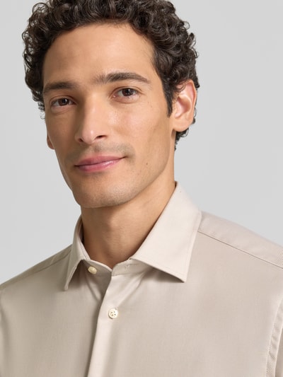 Männermodel trägt Regular Fit Businesss-Hemd mit Kentkragen von Christian Berg Men, beige, reine Baumwolle, Nahaufnahme Oberkörper.