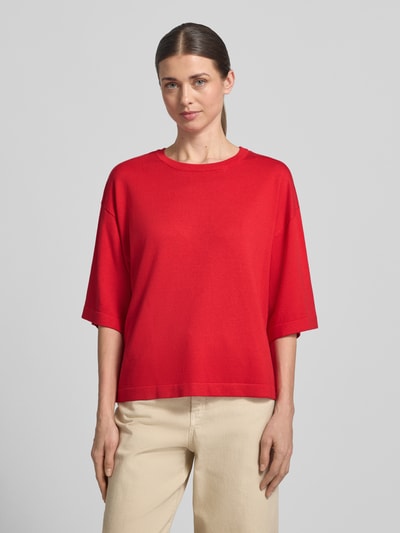 Frauenmodel trägt Strickshirt aus Viskose-Mix Modell 'Conny' von FREE/QUENT in Rot, Relaxed Fit, Rundhalsausschnitt, Nahaufnahme Oberkörper.