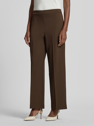 Frauenmodel trägt Regular Fit Weite Hose mit Viskose-Anteil Modell 'EMMA-TARA' von Selected in Braun, Damen Weite Hose, Ganzkörperansicht von vorne.