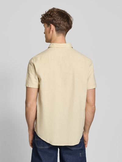 Männermodel trägt Slim-Fit Herren Leinenhemd mit Viskose-Anteil Modell 'Bobby' von Blend in Beige, Leinen-Mix, Rückansicht Ganzkörperansicht.