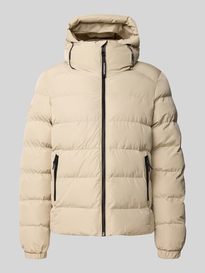Produktfoto, Steppjacke mit Label-Stitching und Kapuze von Superdry in Beige mit Reißverschluss und Kordel, glatte Oberfläche, strukturierte Nähte