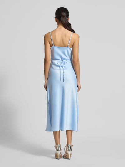 Modelka nosi sukienkę midi Slim Fit Midikleid aus Satin Modell 'Thea' od YAS, elastyczna mieszanka materiałów, satyna, cienkie ramiączka, odpinana tasiemka w talii, długość tyłu w rozmiarze 36: 124 cm, szerokość w rozmiarze 36: 46 cm, widok całej sylwetki z tyłu