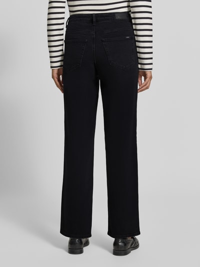 Frauenmodel trägt schwarze Straight Fit Jeans aus Baumwoll-Mix Modell 'Celia' von Garcia, glatte Textur, Ganzkörperansicht Rückansicht, Damen Straight Fit Jeans von Garcia.