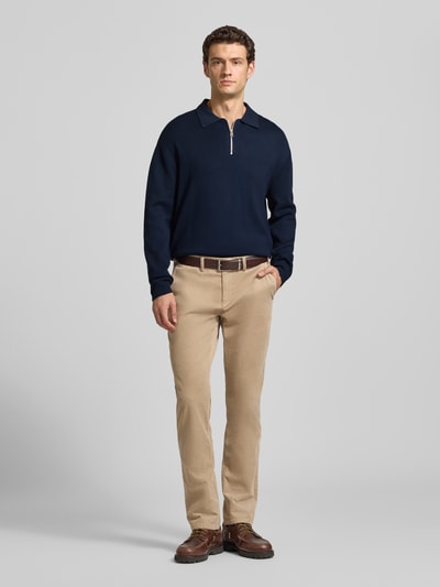 Männermodel trägt Relaxed Fit pullover uit pure viscose model 'TELLER' van Selected, look: effen, gebreide look, structuur, relaxed fit, polokraag, hooggesloten hals, lange mouw, mouwboord, rompzoom, ritssluiting, fijngebreid, materiaal: viscose, geheel vooraanzicht.