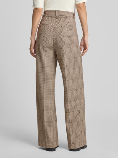 Frauenmodel trägt Wide Leg Weite Hose mit Viskose-Woll-Anteil Modell 'ALEXIS' von CAMBIO, kariertes Muster in Braun- und Beigetönen, Ganzkörperansicht Rückansicht. Damen Weite Hose von CAMBIO.