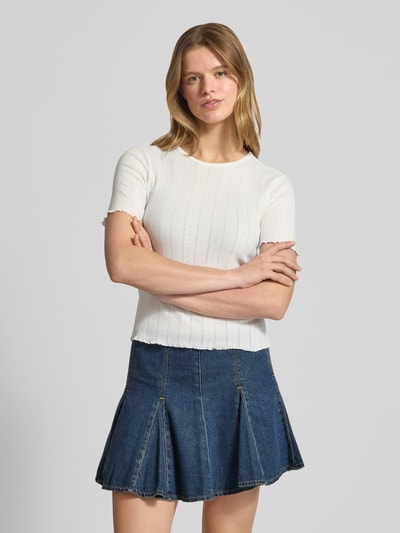 Frauenmodel trägt Slim Fit T-Shirt aus Baumwoll-Mix Modell 'TENNA' von ONLY, Optik: Unifarben, Kurzarm, Rundhals, Frill-Abschlüsse, Nahaufnahme Oberkörper.