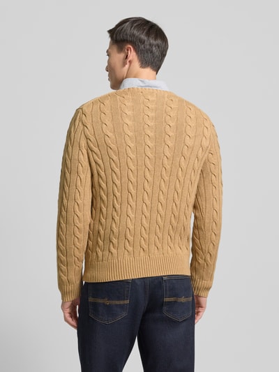 Męski model nosi Sweter z dzianiny z wyhaftowanym logo od Polo Ralph Lauren z bawełny, krój regular fit, prążkowane wykończenia, okrągły dekolt, długość tyłu 70 cm, długość rękawów 73 cm, widok całej sylwetki od tyłu.
