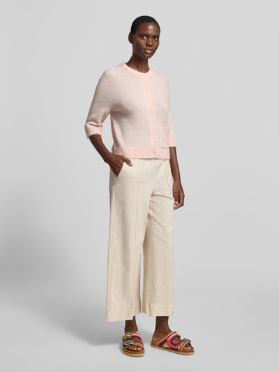 Vrouwenmodel draagt Culotte met Eingrifftaschen model 'Meeri breath' van OPUS, mix van katoen en linnen, wide leg fit, steekzakken, opgestikte achterzakken, knoop- en ritssluiting, lichtbeige kleur, gladde structuur, binnenbeenlengte maat 36: 68 cm, bandwijdte maat 36: 42 cm, geheellichaamsaanzicht van voren.